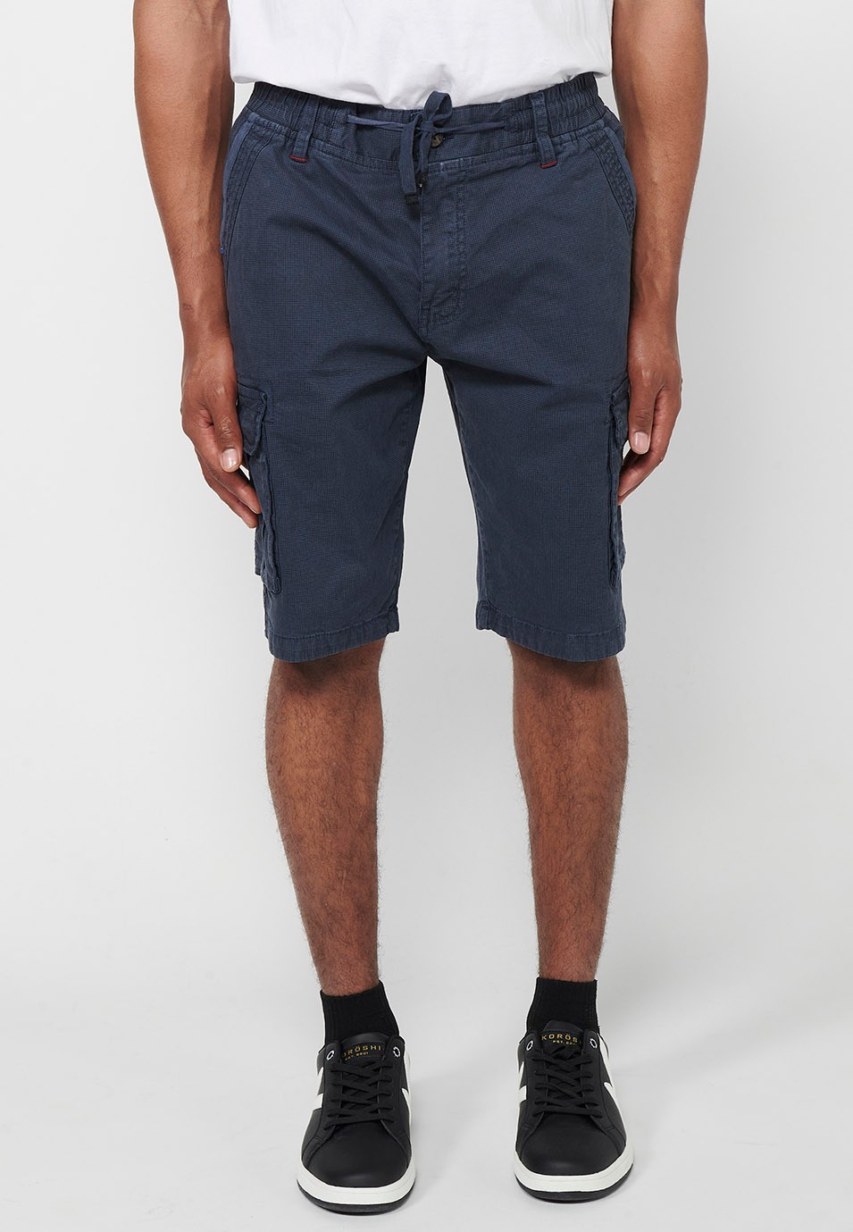 Pantalón corto cargo con Cierre delantero con cremallera y botón y Cuatro bolsillos, dos traseros con solapa con Dos bolsillos cargo con solapa y Cintura ajustable con cordón de Color Navy para Hombre 1