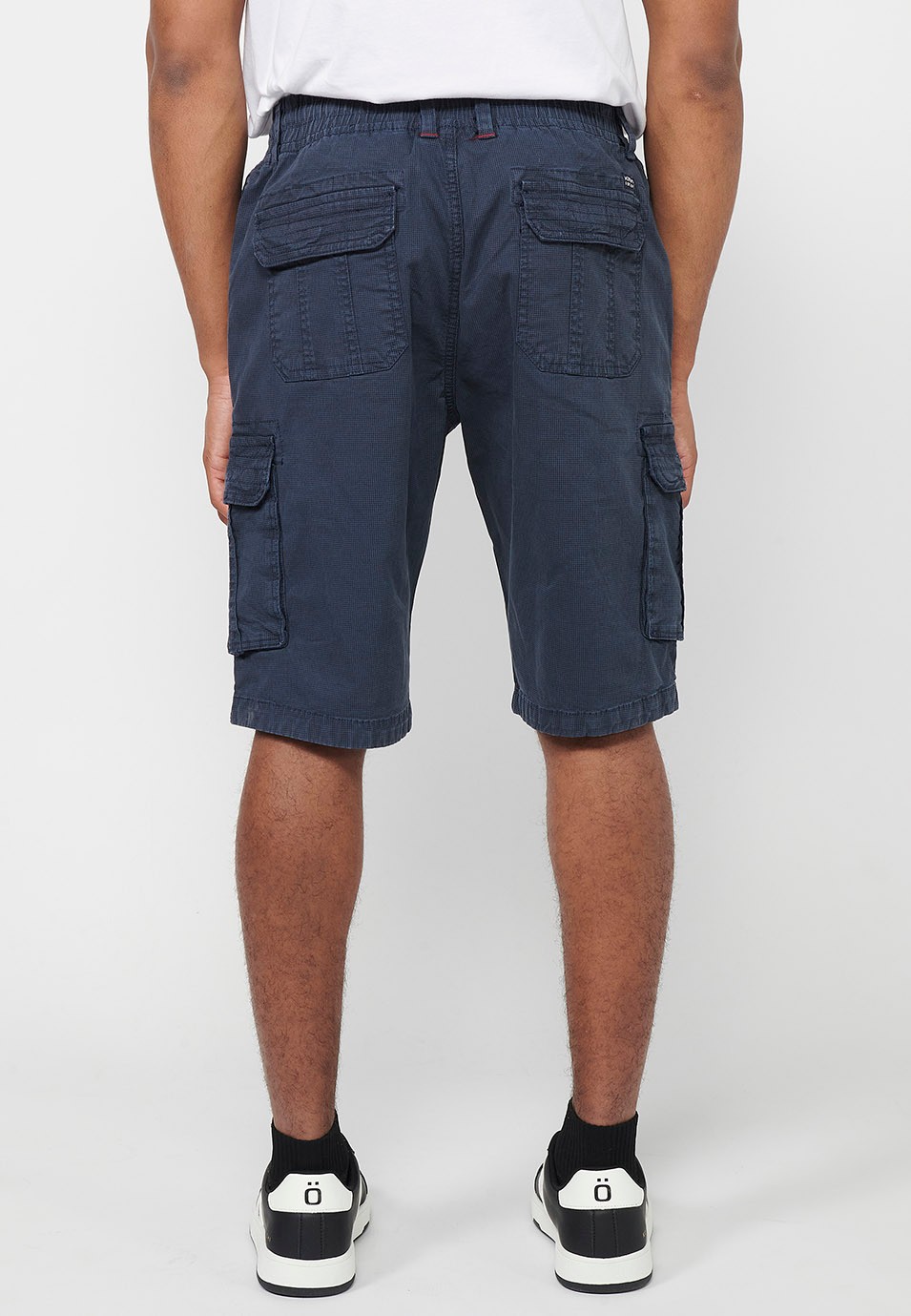 Pantalón corto cargo con Cierre delantero con cremallera y botón y Cuatro bolsillos, dos traseros con solapa con Dos bolsillos cargo con solapa y Cintura ajustable con cordón de Color Navy para Hombre 3