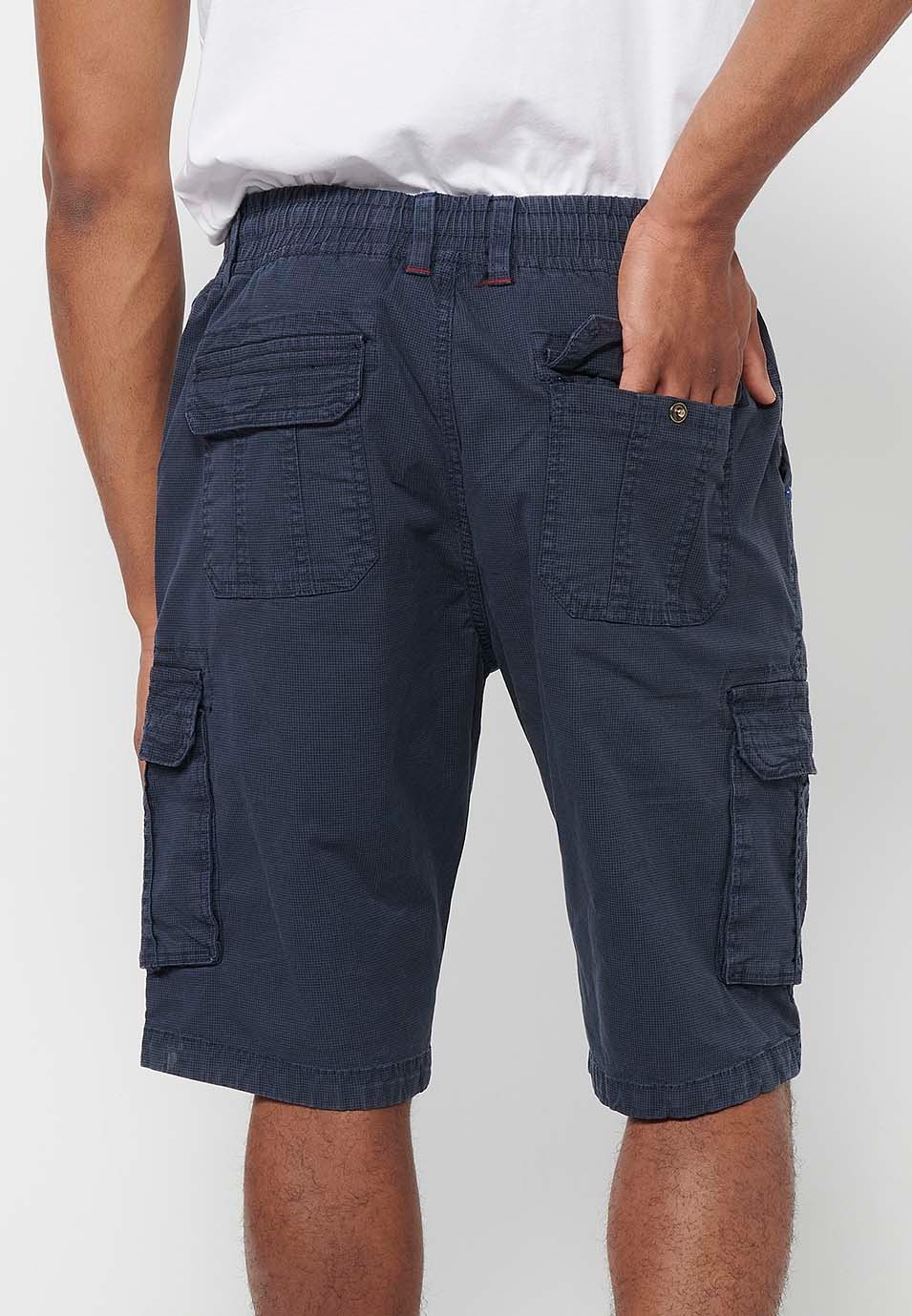 Pantalón corto cargo con Cierre delantero con cremallera y botón y Cuatro bolsillos, dos traseros con solapa con Dos bolsillos cargo con solapa y Cintura ajustable con cordón de Color Navy para Hombre 6