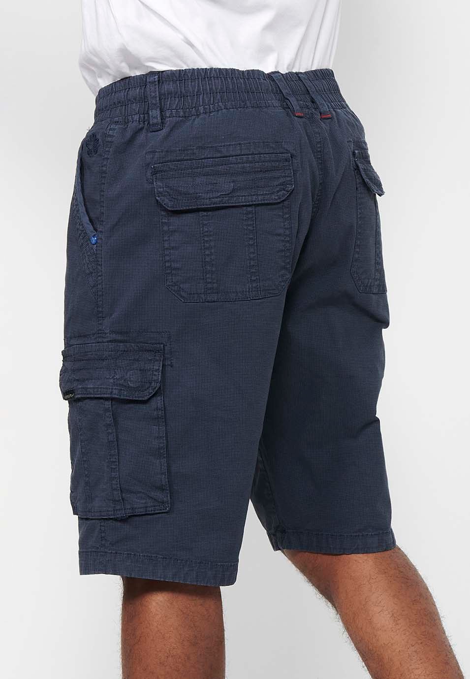 Pantalón corto cargo con Cierre delantero con cremallera y botón y Cuatro bolsillos, dos traseros con solapa con Dos bolsillos cargo con solapa y Cintura ajustable con cordón de Color Navy para Hombre 5