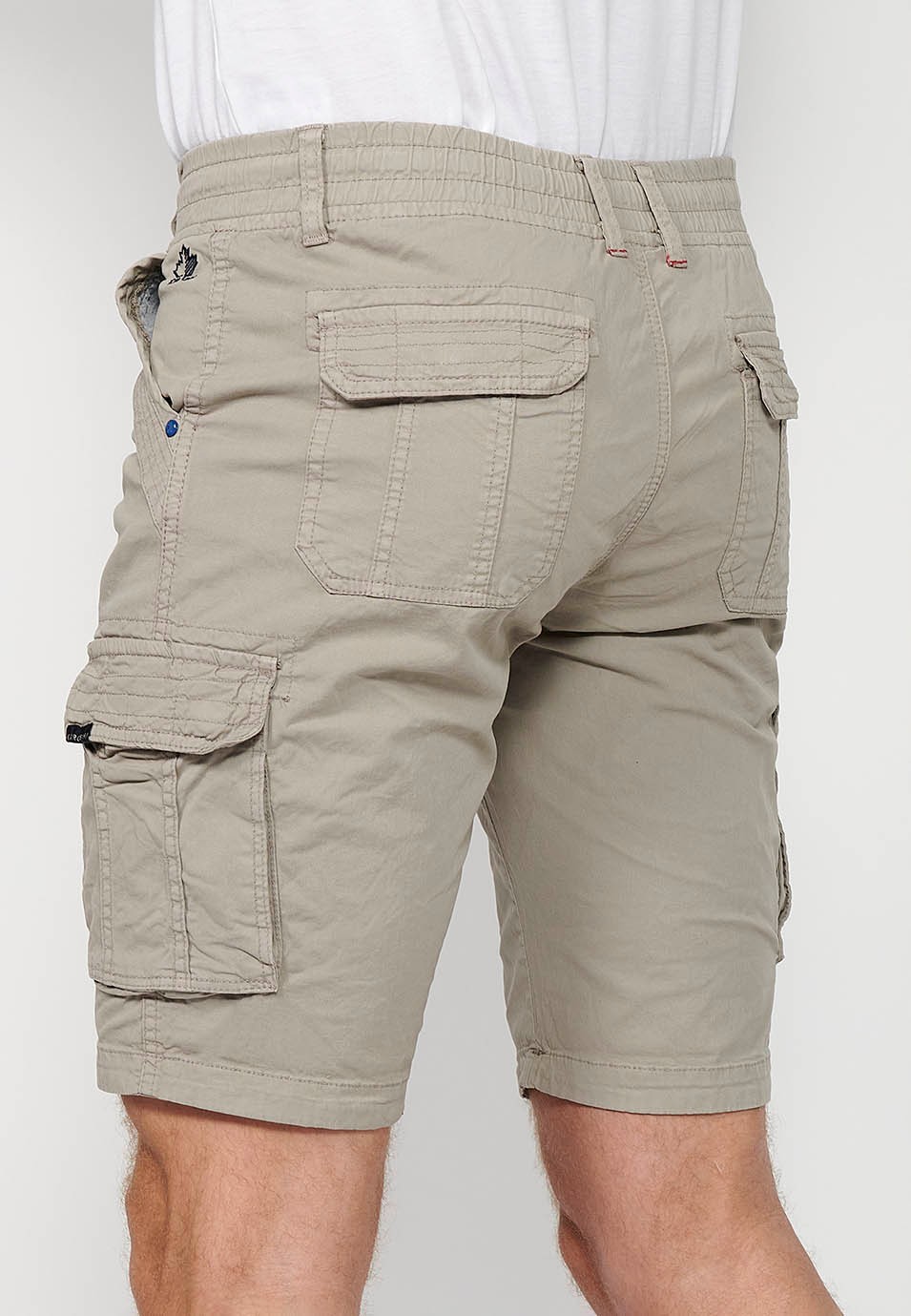 Cargo shorts with front closure with zipper and button and four pockets, two back pockets with flap with two cargo pockets with flap and adjustable waist with drawstring in Stone Color for Men