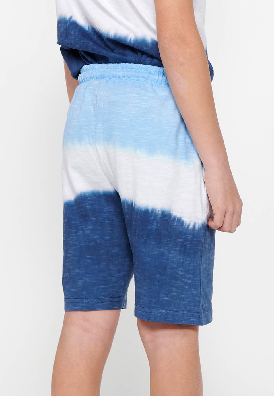 Shorts with adjustable rubberized waistband with drawstring and three-tone gradient print in Blue for Boys