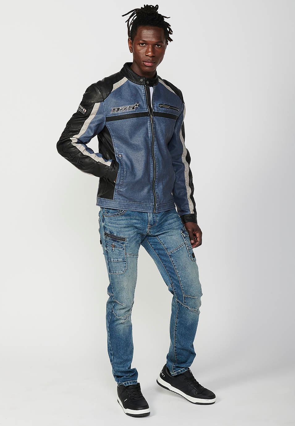 Blouson style motard effet cuir avec col rond et fermeture zippée sur le devant pour homme en bleu 1