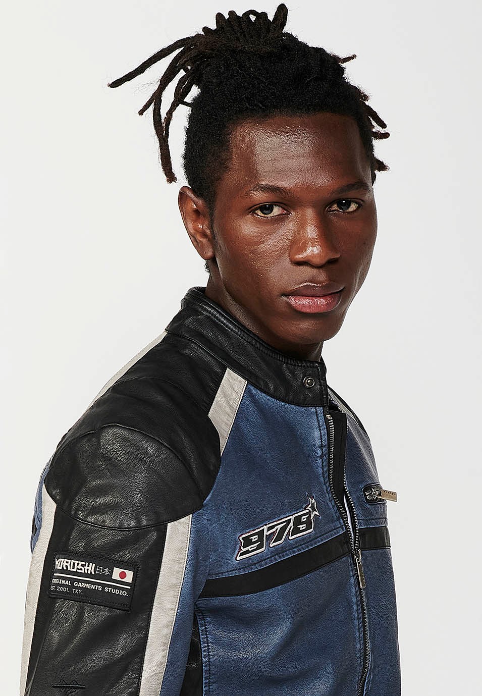 Blouson style motard effet cuir avec col rond et fermeture zippée sur le devant pour homme en bleu 8