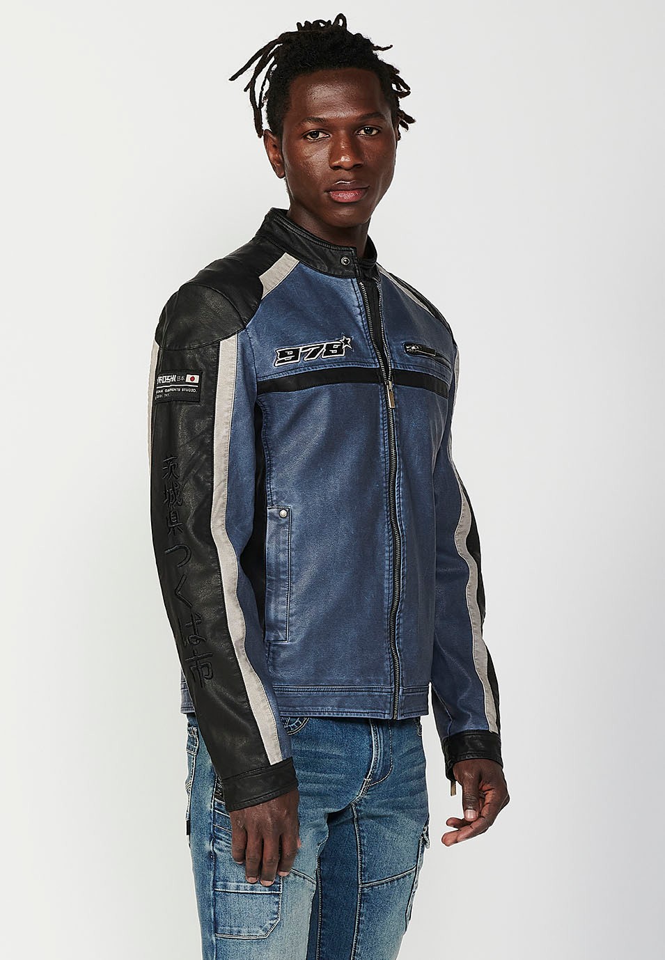 Blouson style motard effet cuir avec col rond et fermeture zippée sur le devant pour homme en bleu 2