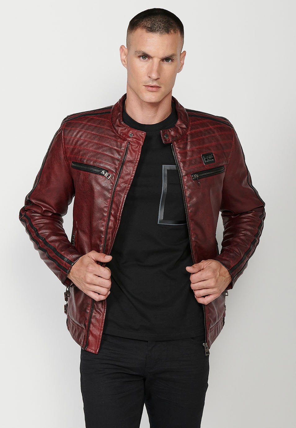 Veste effet cuir avec col rond, fermeture éclair sur le devant et poches en rouge pour homme