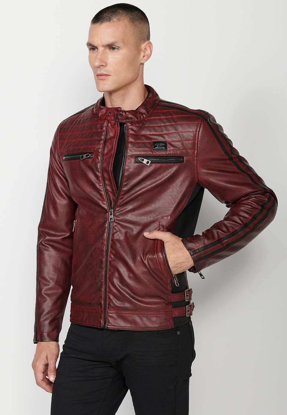 Veste effet cuir avec col rond, fermeture éclair sur le devant et poches en rouge pour homme