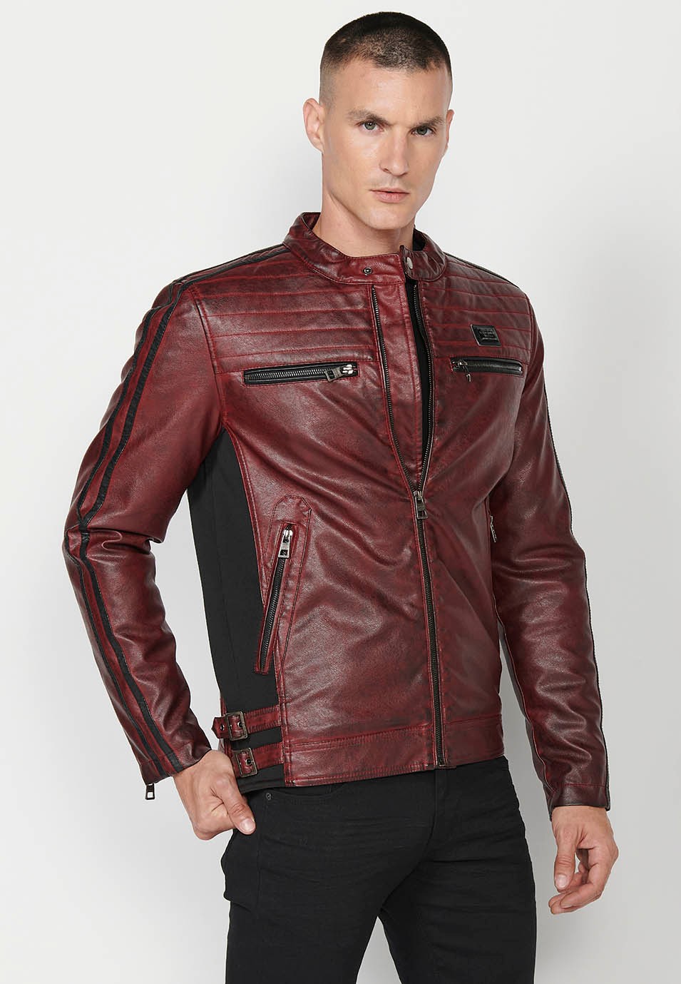 Veste effet cuir avec col rond, fermeture éclair sur le devant et poches en rouge pour homme