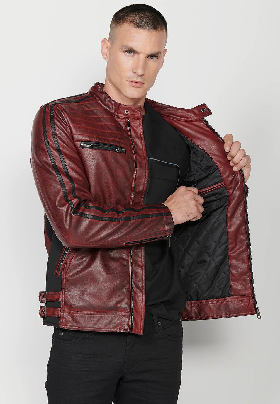 Veste effet cuir avec col rond, fermeture éclair sur le devant et poches en rouge pour homme