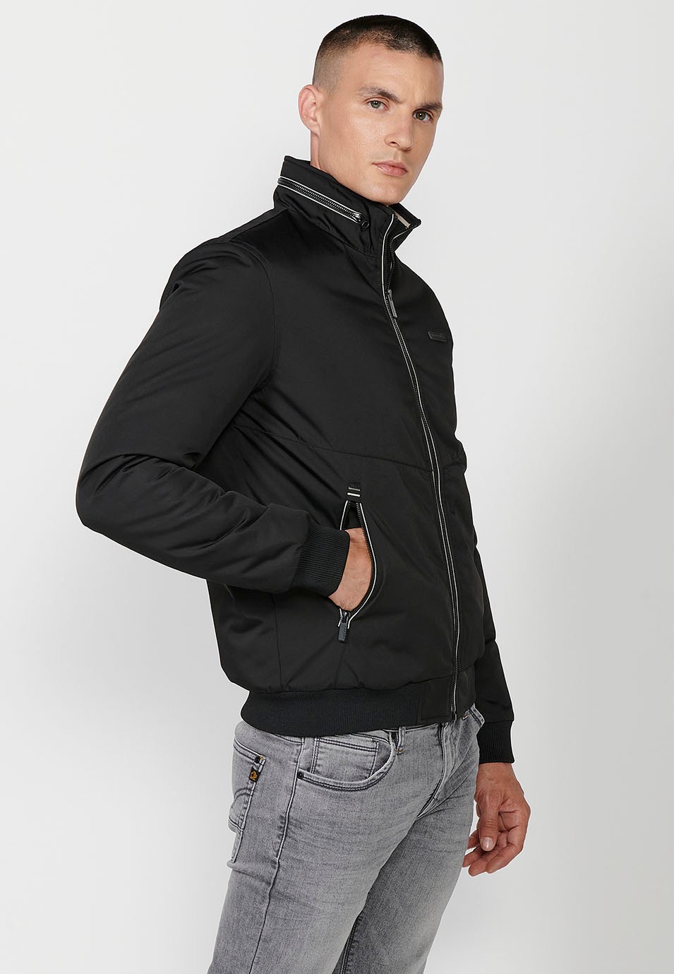 Veste à col rond haut avec fermeture éclair sur le devant et poches pour homme en noir 3