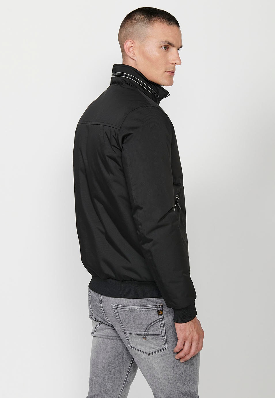 Veste à col rond haut avec fermeture éclair sur le devant et poches pour homme en noir 2