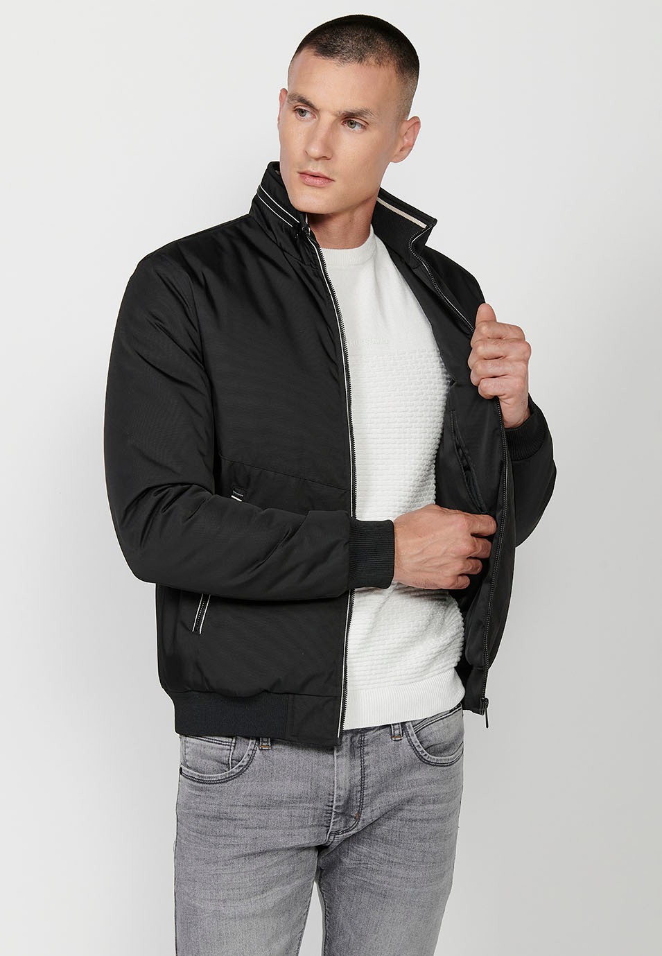 Veste à col rond haut avec fermeture éclair sur le devant et poches pour homme en noir 4