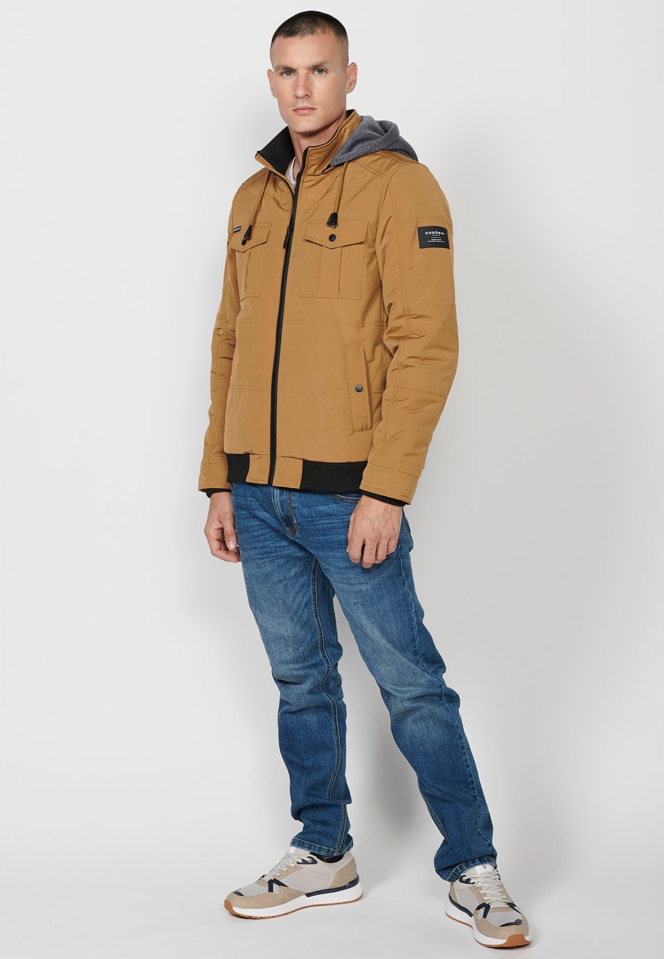 Braune Herren-Steppjacke mit Kragen und Kapuze mit Frontverschluss und Reißverschluss 1