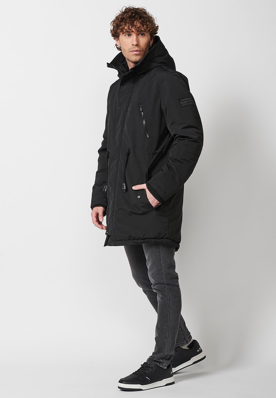 Parka longue noire pour hommes avec col et capuche avec fermeture éclair sur le devant et rabat 3