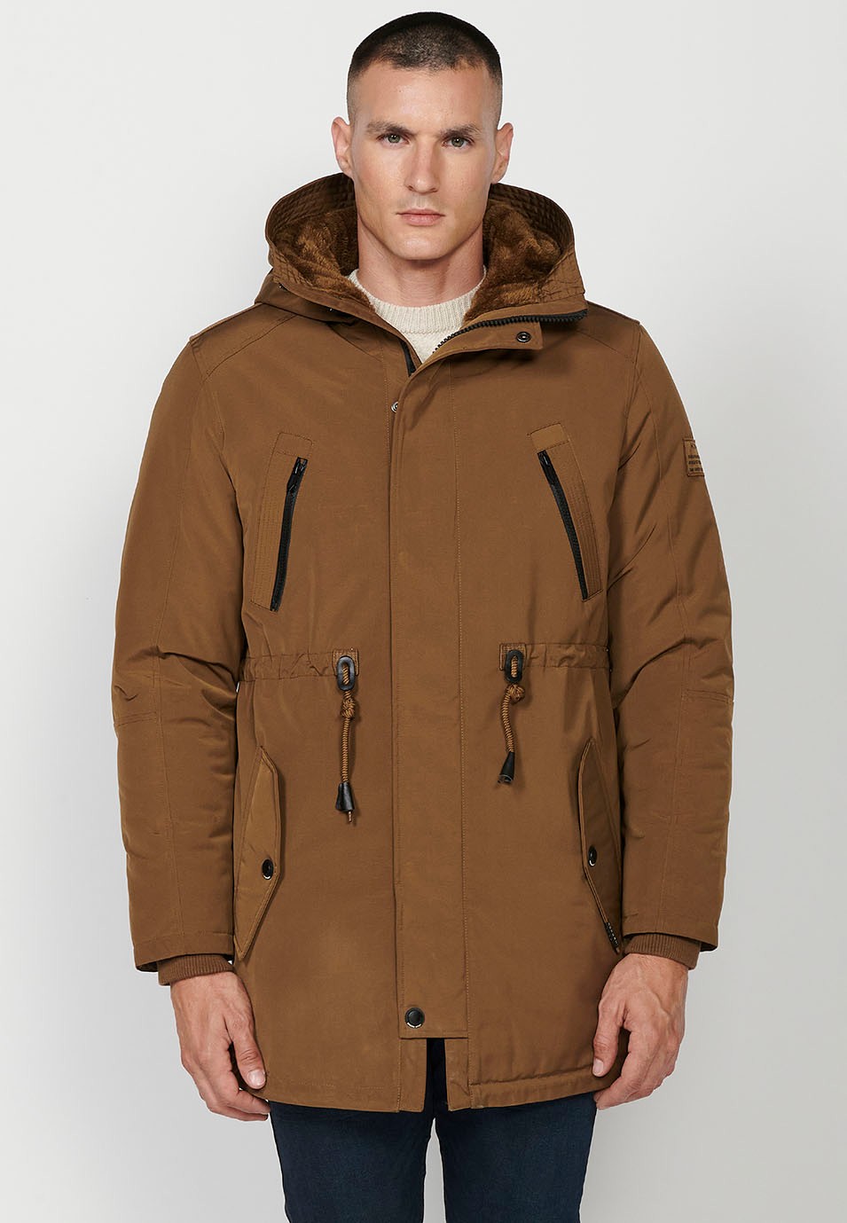 Parka longue marron pour hommes avec col et capuche avec fermeture éclair sur le devant et rabat