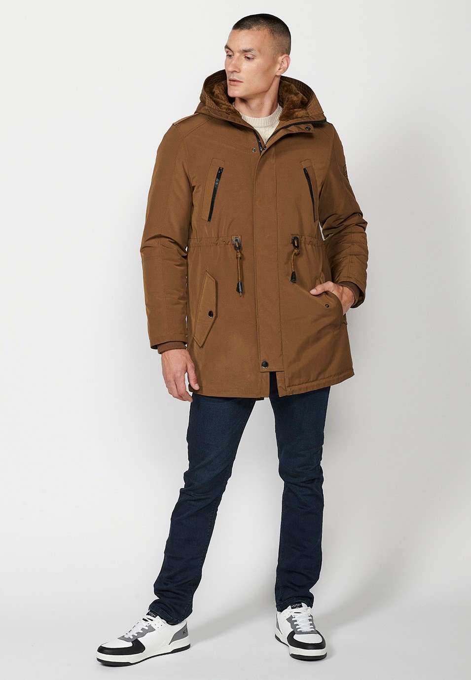 Parka longue marron pour hommes avec col et capuche avec fermeture éclair sur le devant et rabat 1