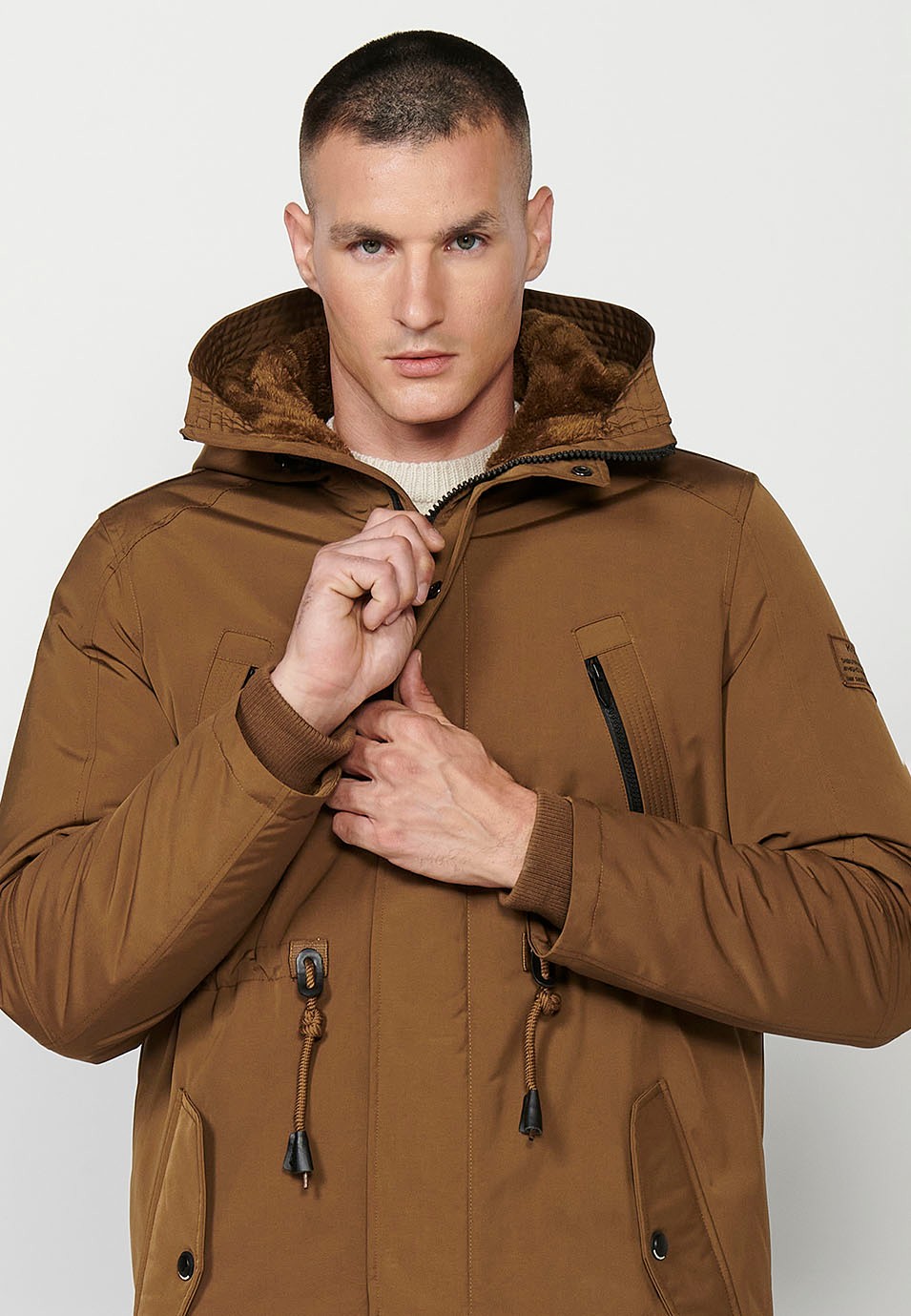 Parka longue marron pour hommes avec col et capuche avec fermeture éclair sur le devant et rabat 8