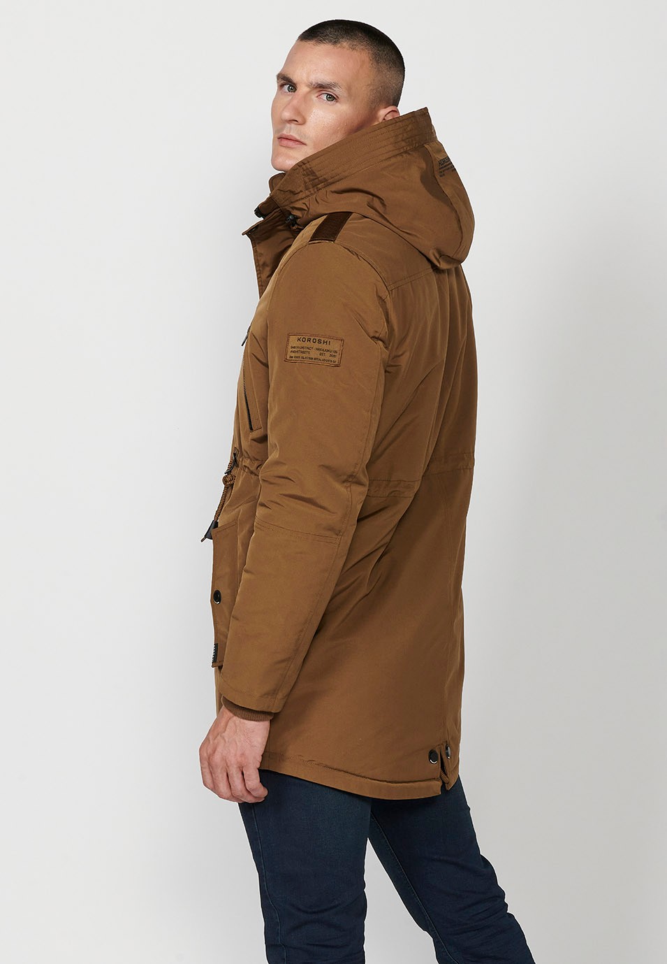 Parka longue marron pour hommes avec col et capuche avec fermeture éclair sur le devant et rabat 3