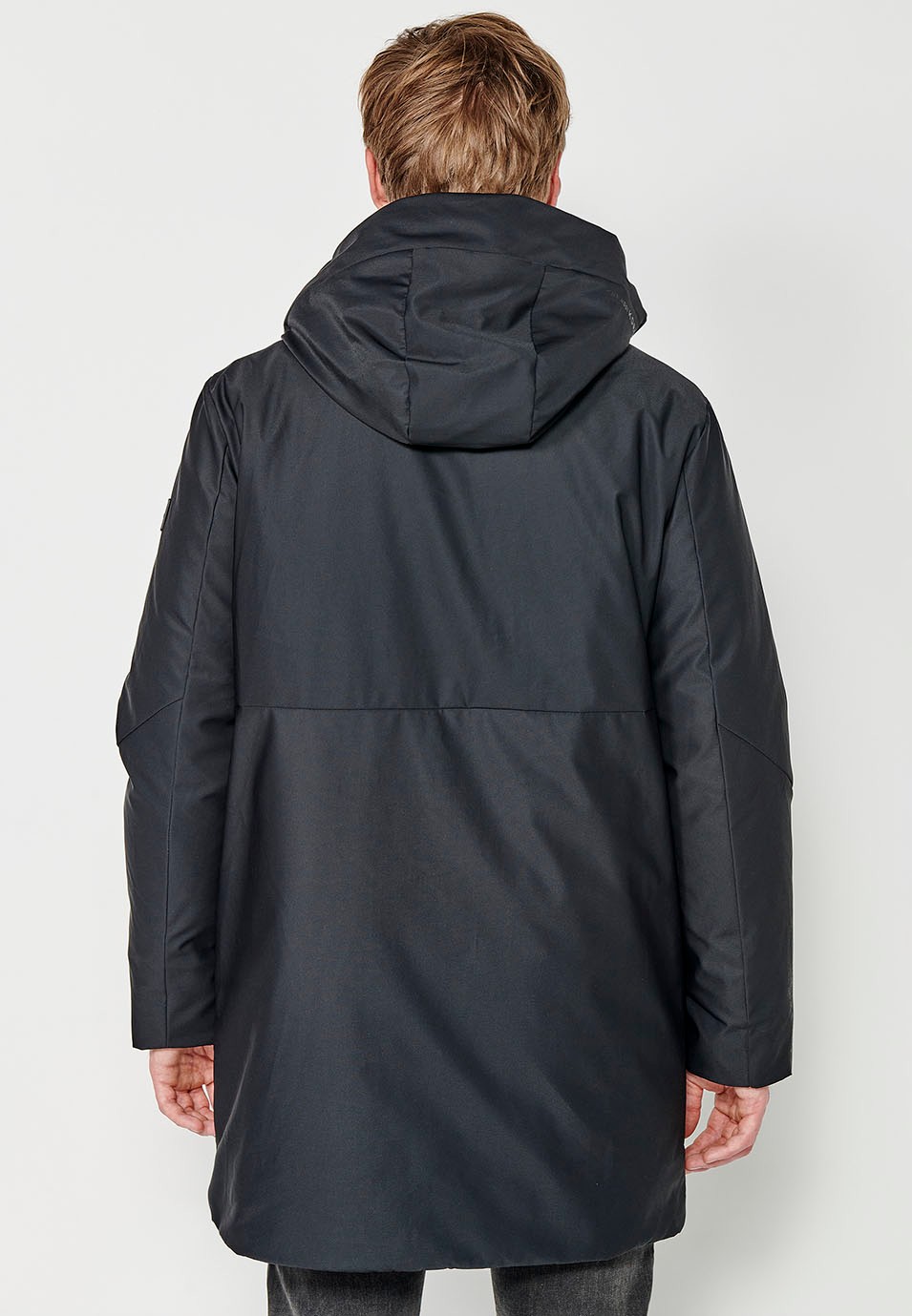 Parka acolchada de cuello alto con capucha y cierre delantero con cremallera y solapa para hombre de color negro