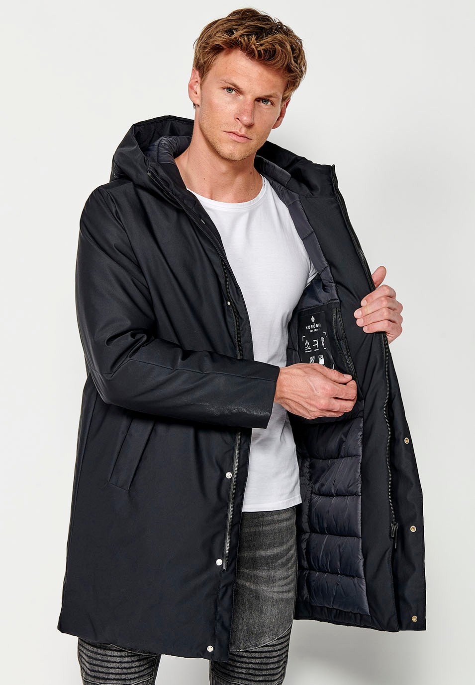 Parka acolchada de cuello alto con capucha y cierre delantero con cremallera y solapa para hombre de color negro