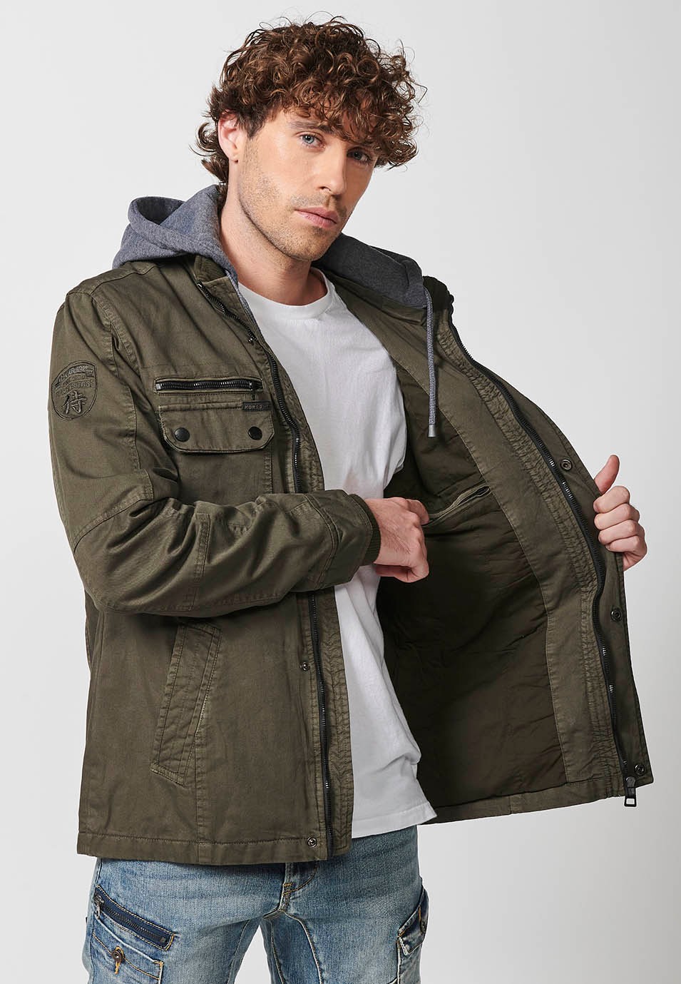 Veste en coton avec col à capuche, fermeture éclair sur le devant et rabat avec poches de couleur olive pour homme