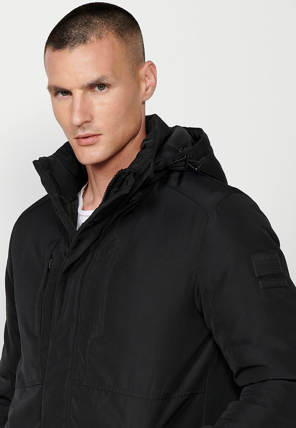 Parka larga con cuello y capucha con cierre delantero y cremallera con bolsillos para hombre de color negro 7