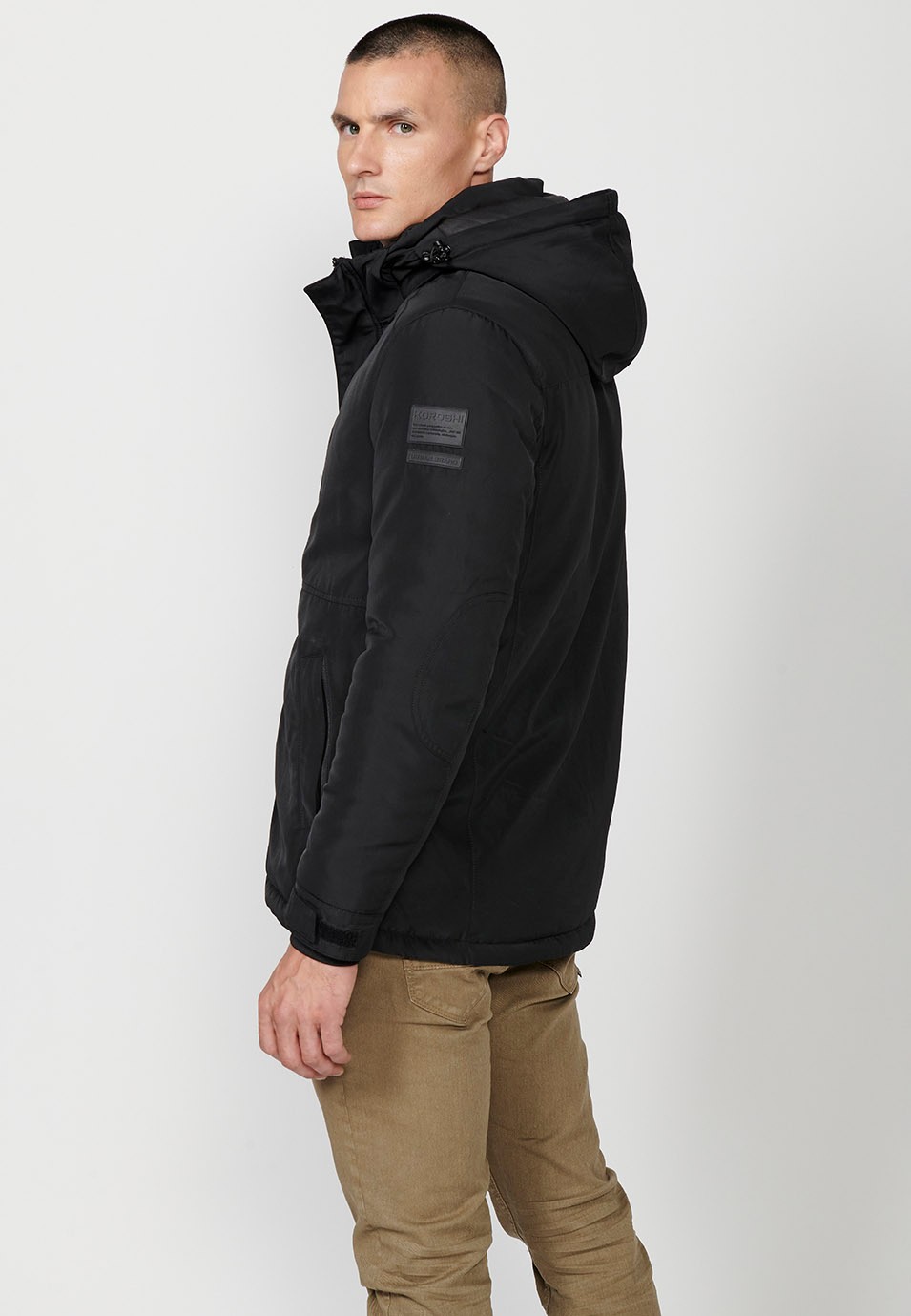 Parka larga con cuello y capucha con cierre delantero y cremallera con bolsillos para hombre de color negro 1