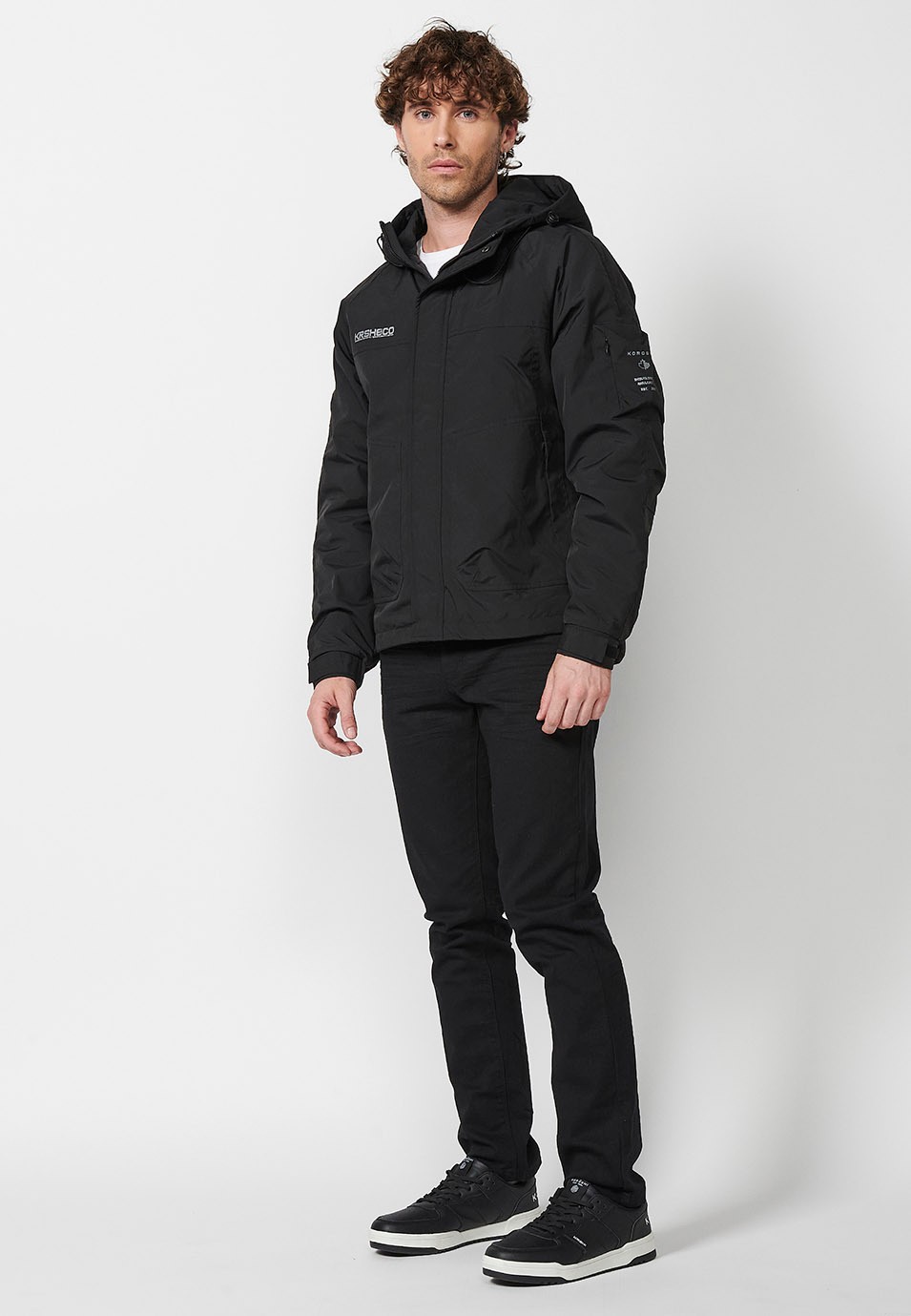 Veste avec col et capuche avec fermeture sur le devant et fermeture éclair avec poches pour homme en noir