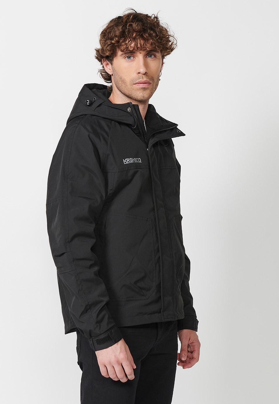 Veste avec col et capuche avec fermeture sur le devant et fermeture éclair avec poches pour homme en noir