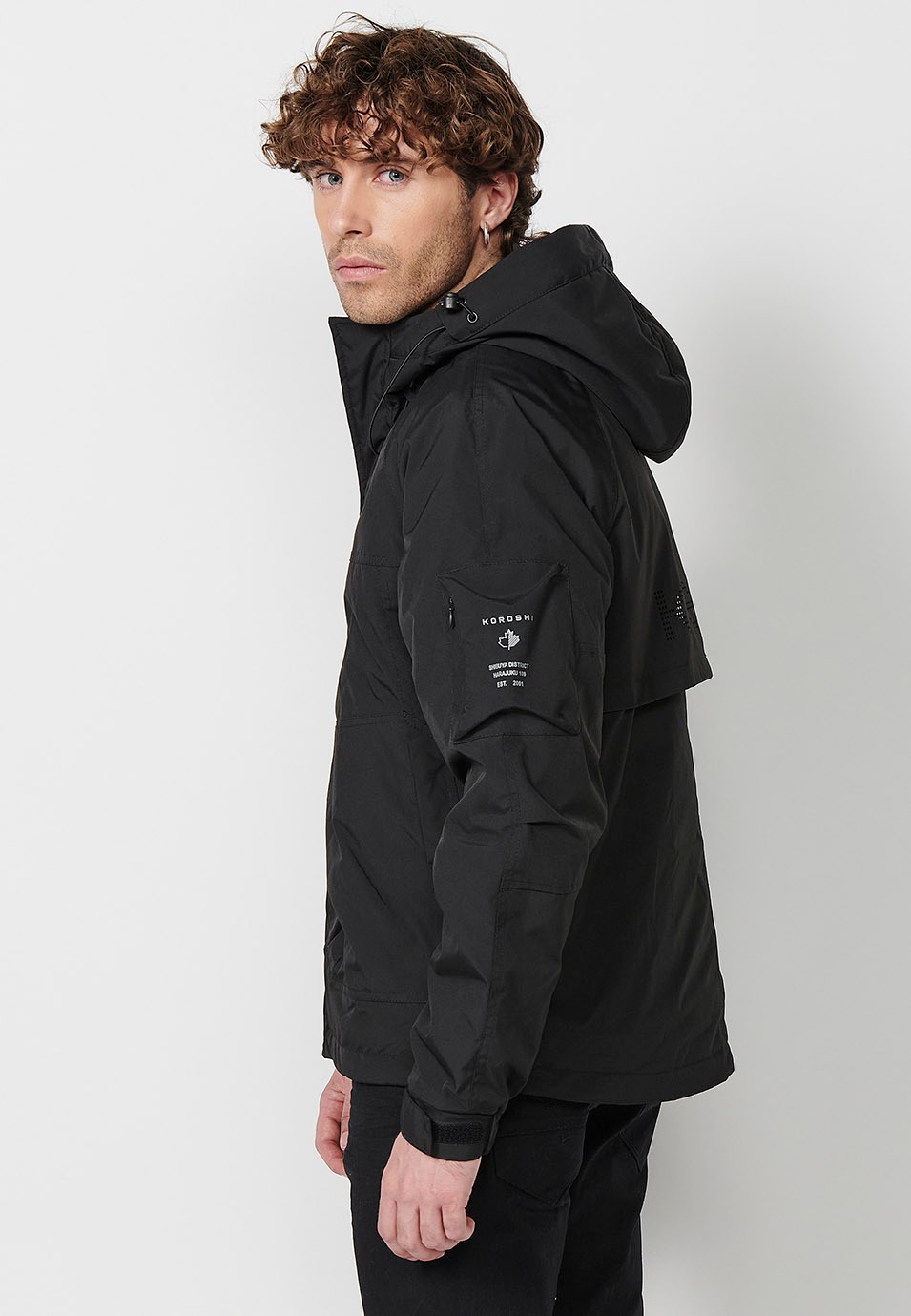 Veste avec col et capuche avec fermeture sur le devant et fermeture éclair avec poches pour homme en noir