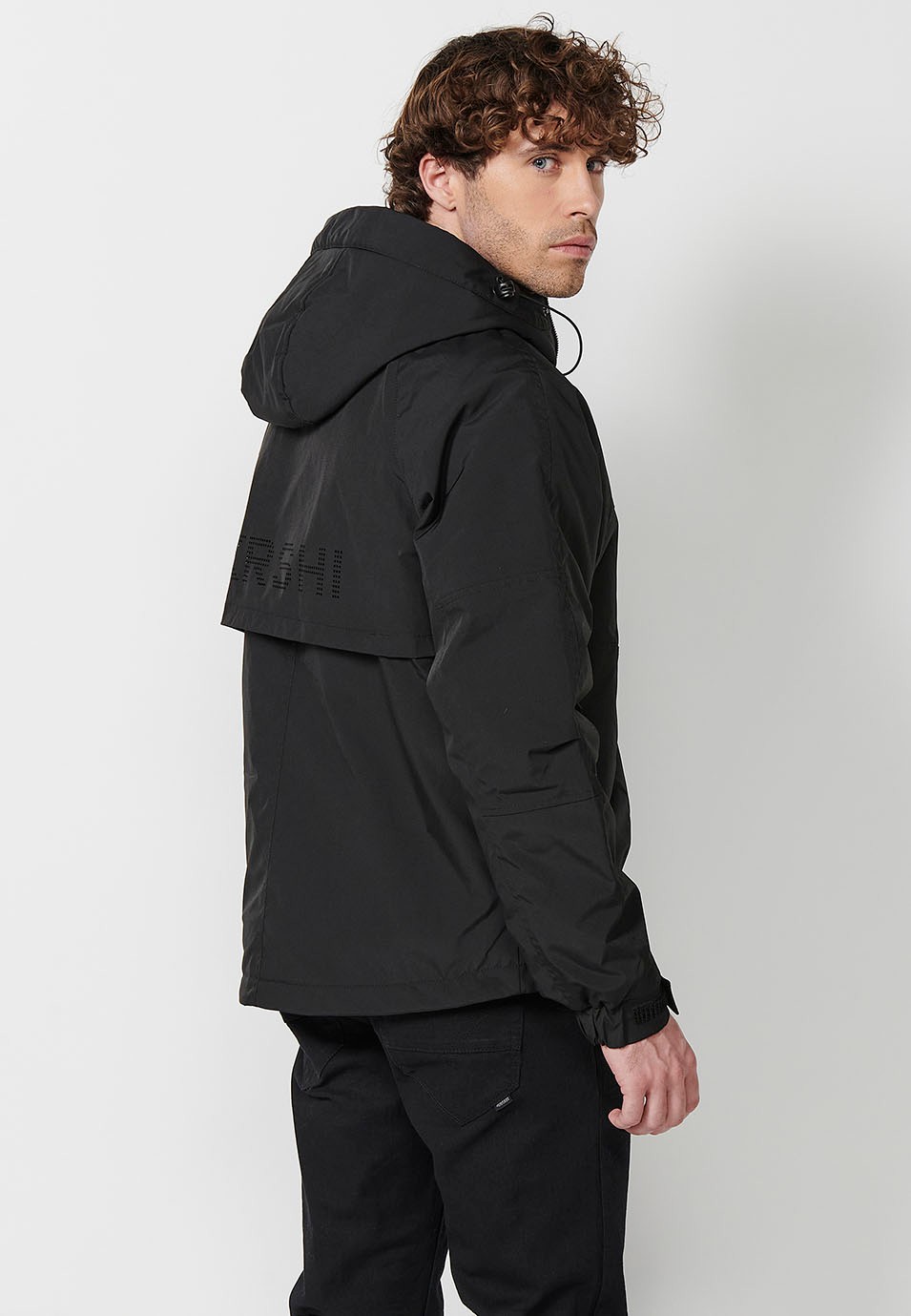 Veste avec col et capuche avec fermeture sur le devant et fermeture éclair avec poches pour homme en noir