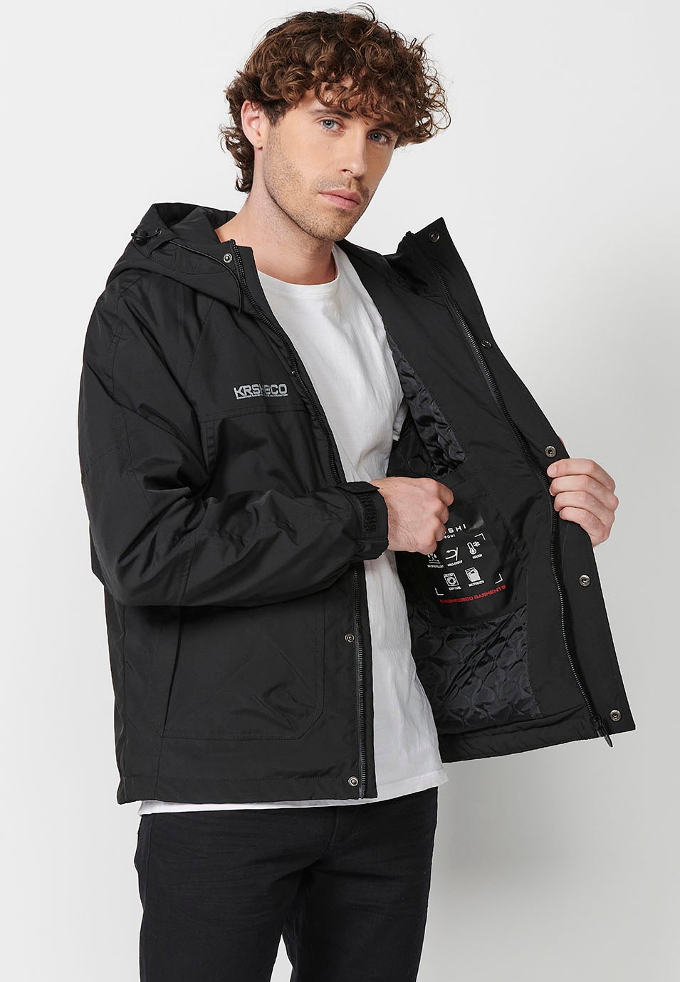 Veste avec col et capuche avec fermeture sur le devant et fermeture éclair avec poches pour homme en noir