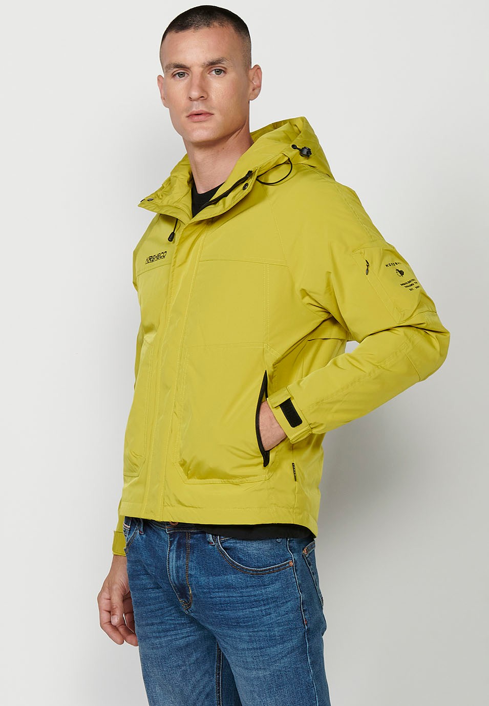 Veste avec col et capuche avec fermeture sur le devant et fermeture éclair avec poches pour homme en vert 7