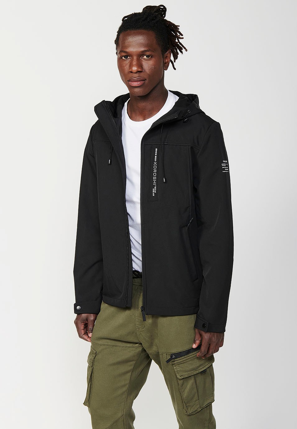 Veste avec col et capuche avec fermeture sur le devant et fermeture éclair pour homme en noir