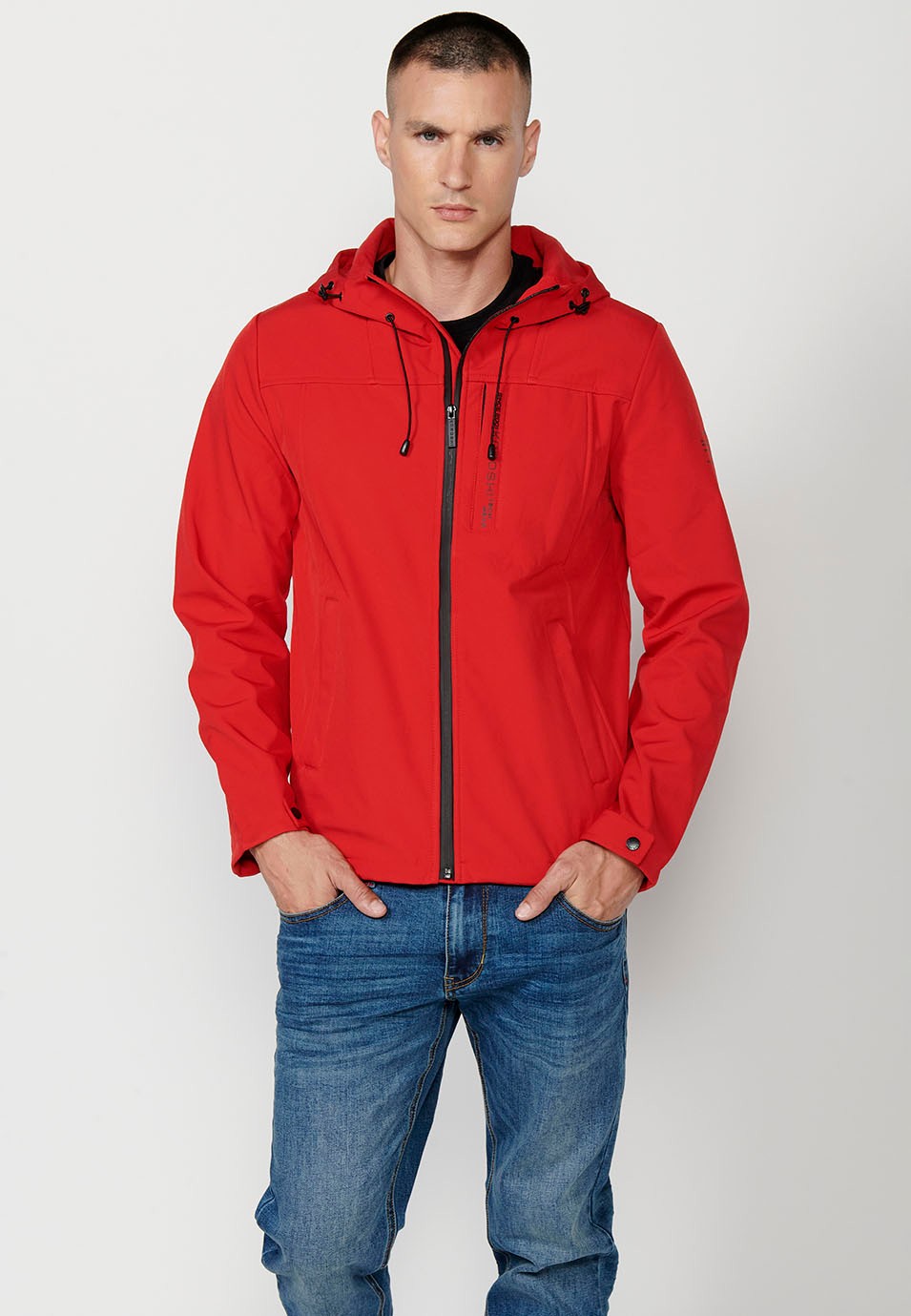 Veste avec col et capuche avec fermeture sur le devant et fermeture éclair pour homme en rouge