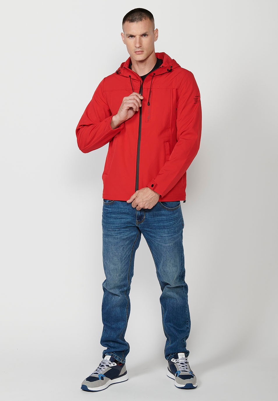 Veste avec col et capuche avec fermeture sur le devant et fermeture éclair pour homme en rouge 2