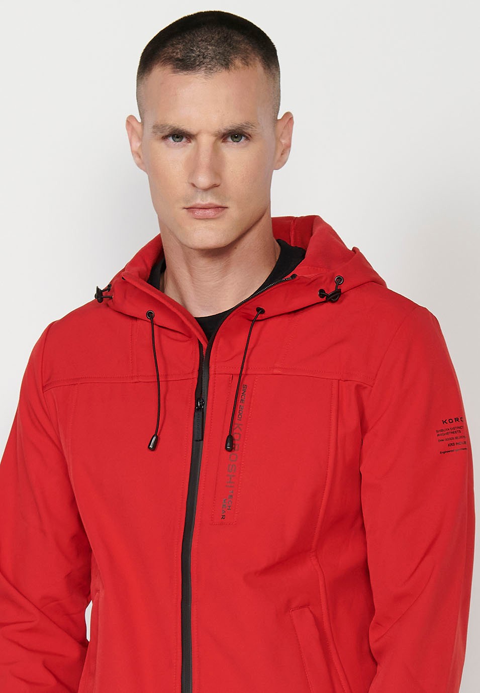 Veste avec col et capuche avec fermeture sur le devant et fermeture éclair pour homme en rouge 4