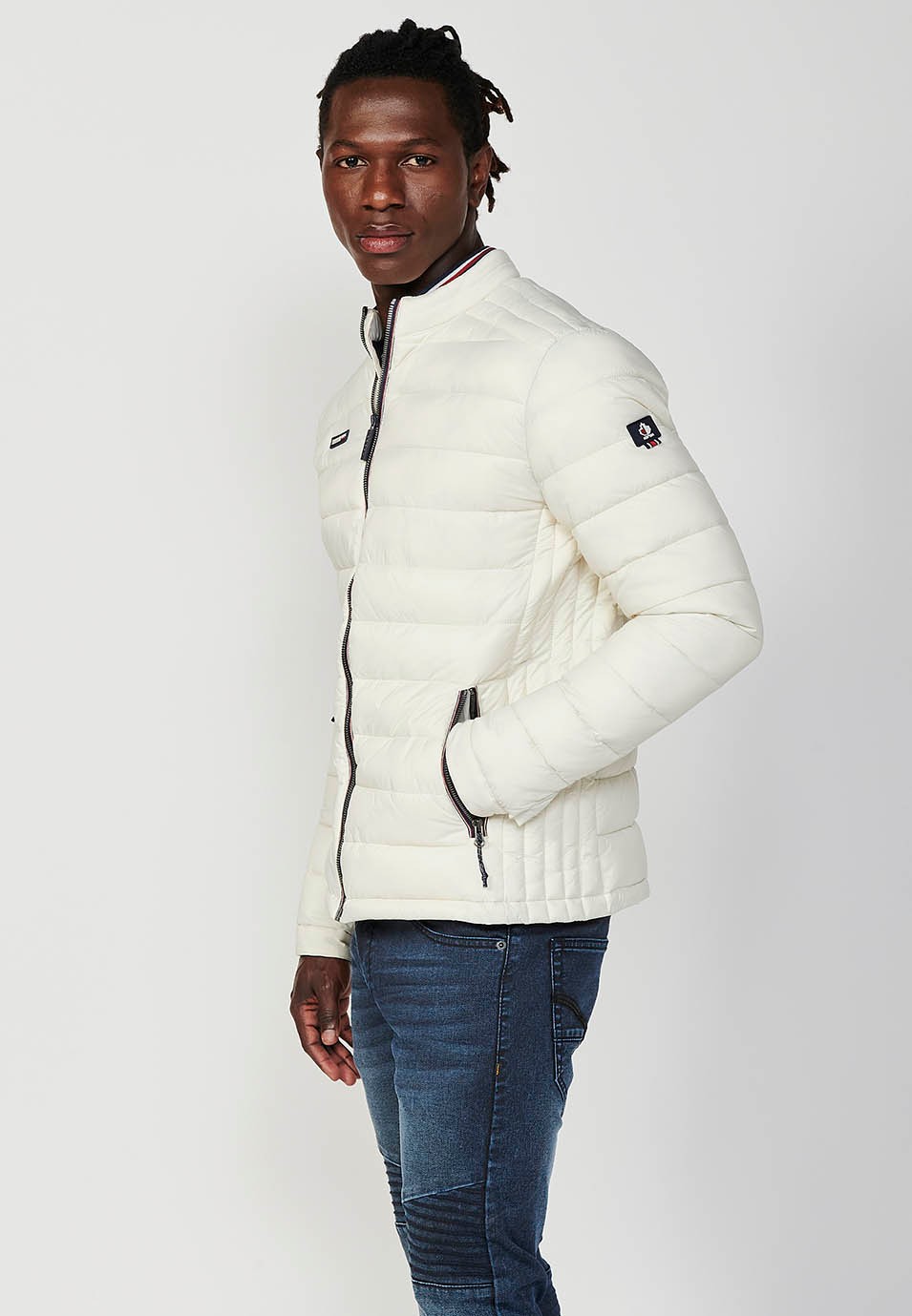 Veste matelassée crème pour hommes avec col montant et fermeture zippée sur le devant