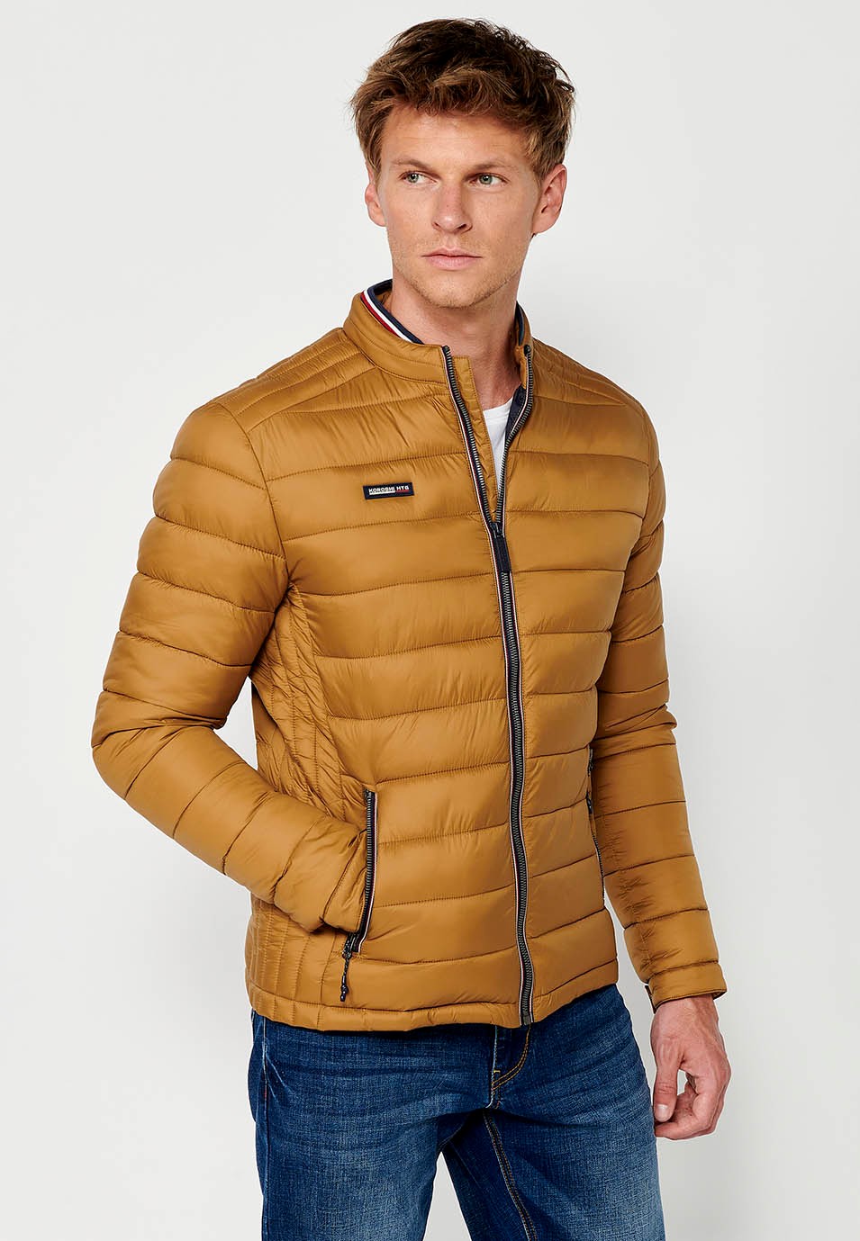 Veste matelassée marron pour hommes avec col montant et fermeture zippée sur le devant