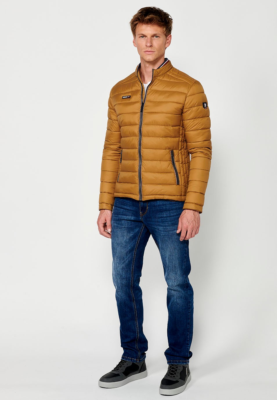 Veste matelassée marron pour hommes avec col montant et fermeture zippée sur le devant 4