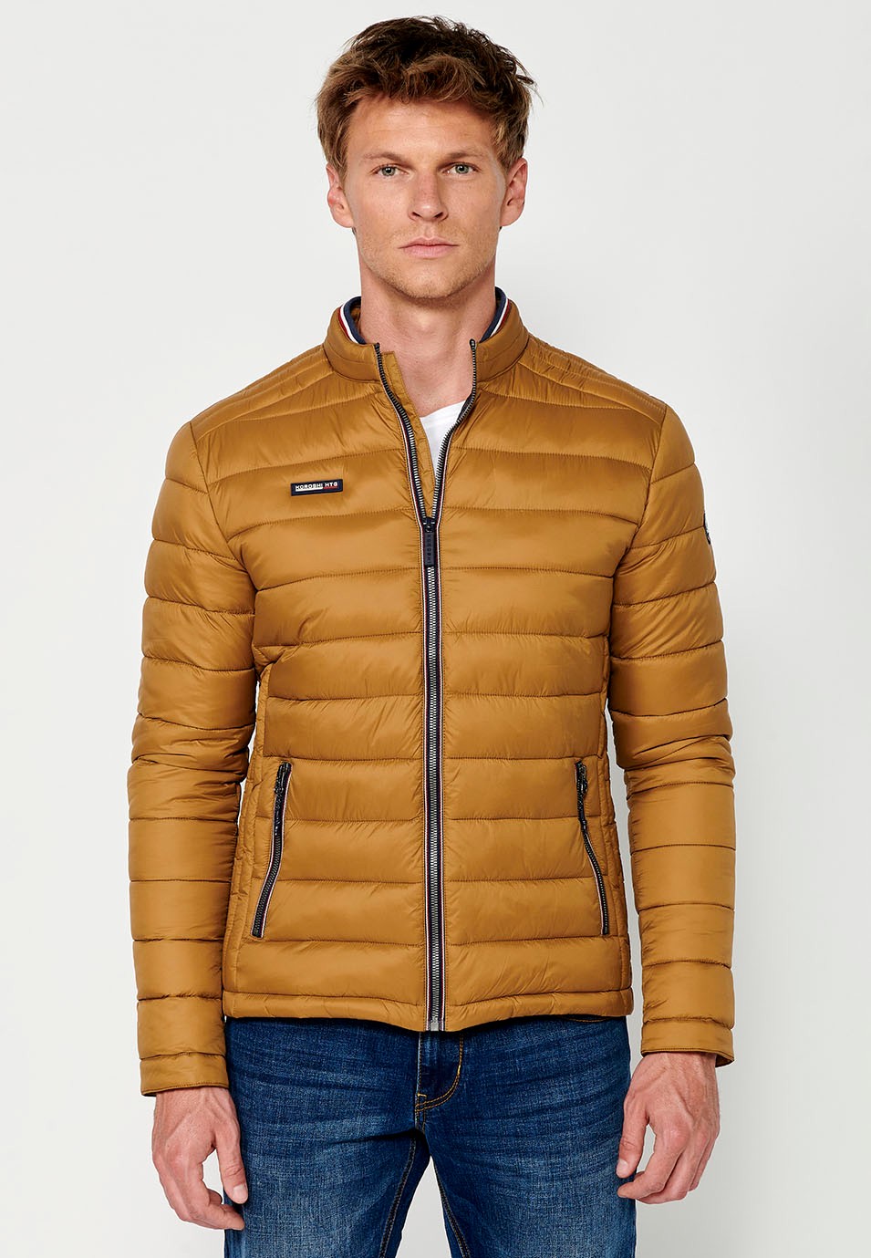 Veste matelassée marron pour hommes avec col montant et fermeture zippée sur le devant 1