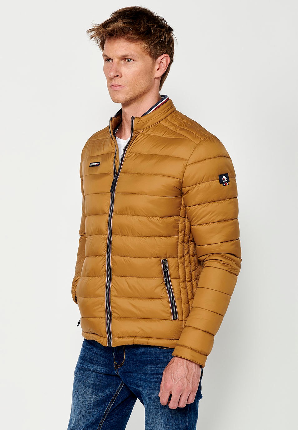 Veste matelassée marron pour hommes avec col montant et fermeture zippée sur le devant 2