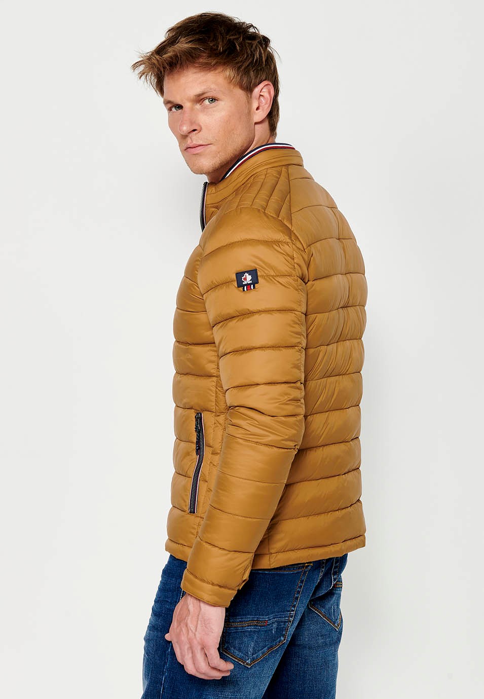 Veste matelassée marron pour hommes avec col montant et fermeture zippée sur le devant 3