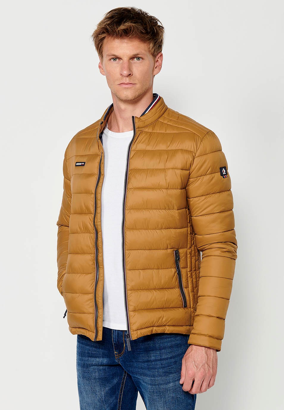 Veste matelassée marron pour hommes avec col montant et fermeture zippée sur le devant 9