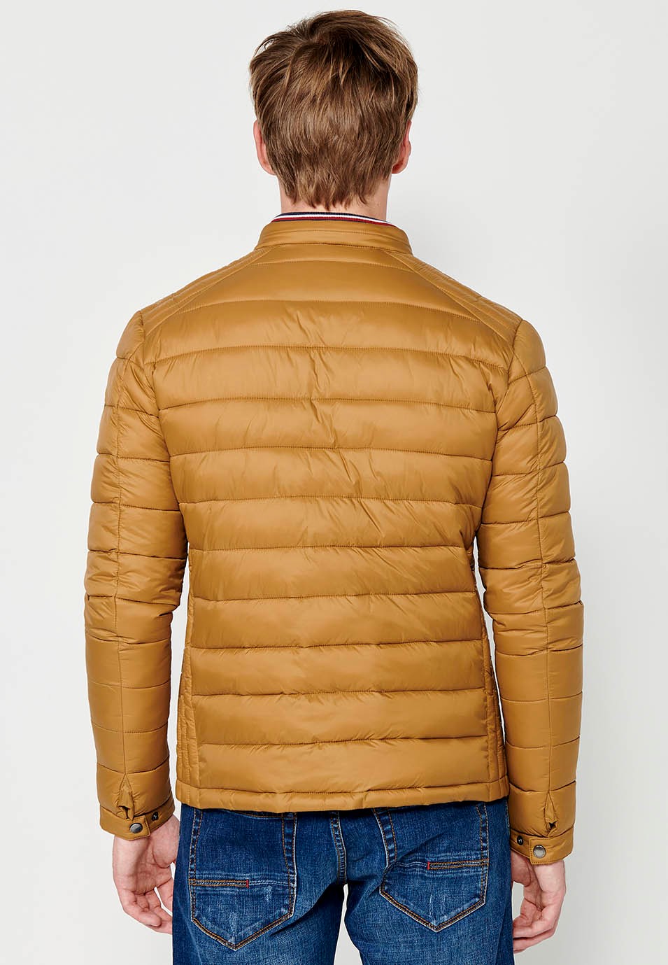 Veste matelassée marron pour hommes avec col montant et fermeture zippée sur le devant 5