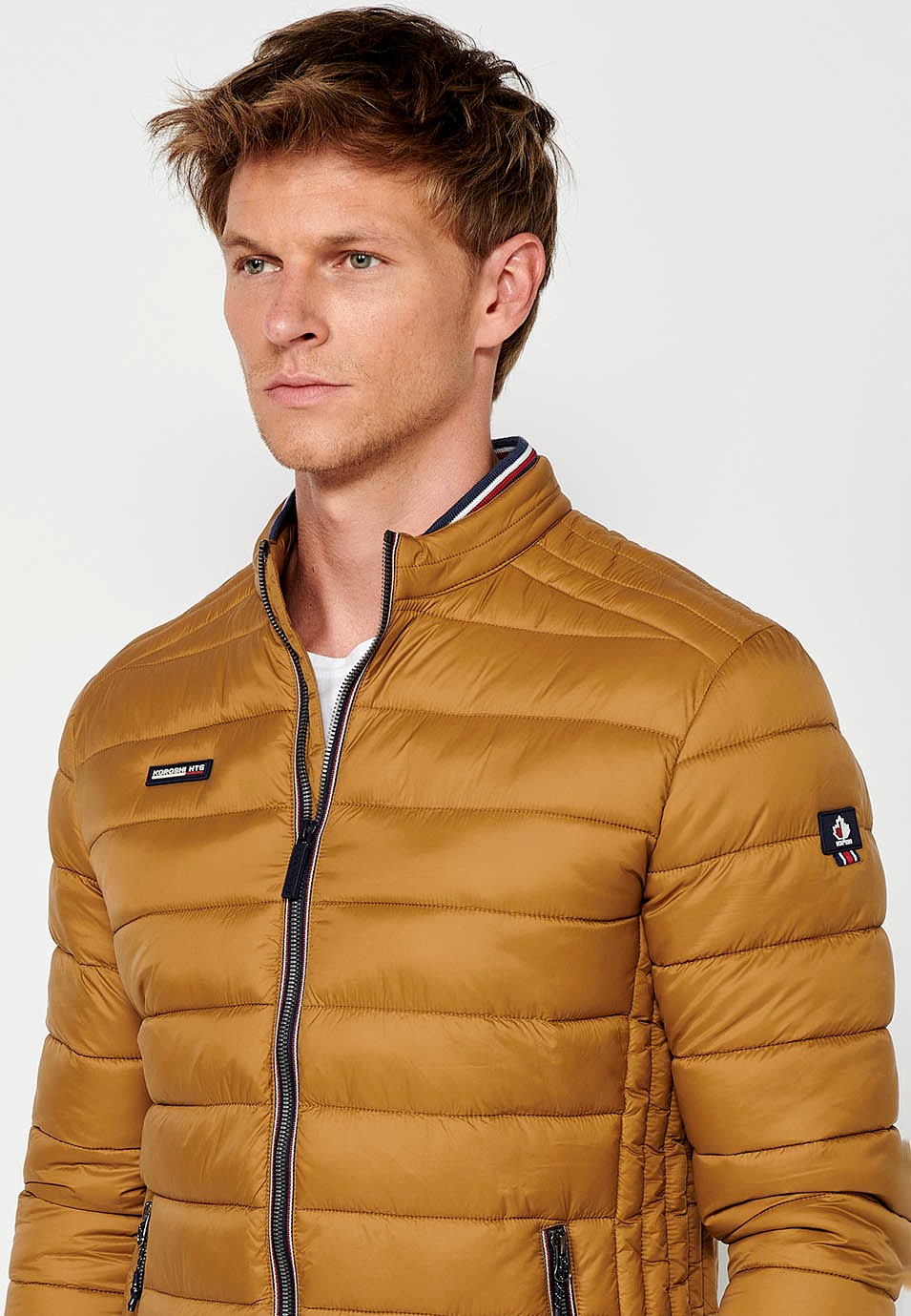 Veste matelassée marron pour hommes avec col montant et fermeture zippée sur le devant 6