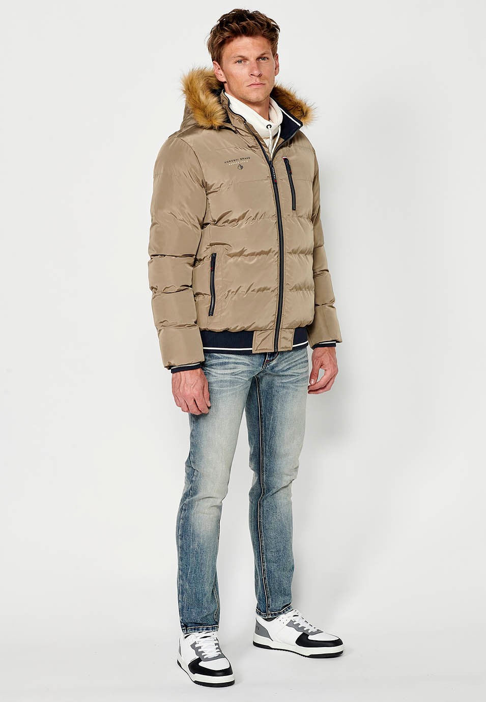 Wattierte Jacke mit Kragen und Kapuze mit Kunstfell sowie Reißverschluss vorne und Taschen mit gerippten Abschlüssen für Herren in Beige 6