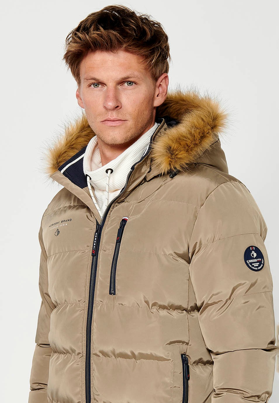 Veste matelassée avec col et capuche avec fausse fourrure et fermeture éclair sur le devant et poches avec finitions côtelées pour homme en beige 11