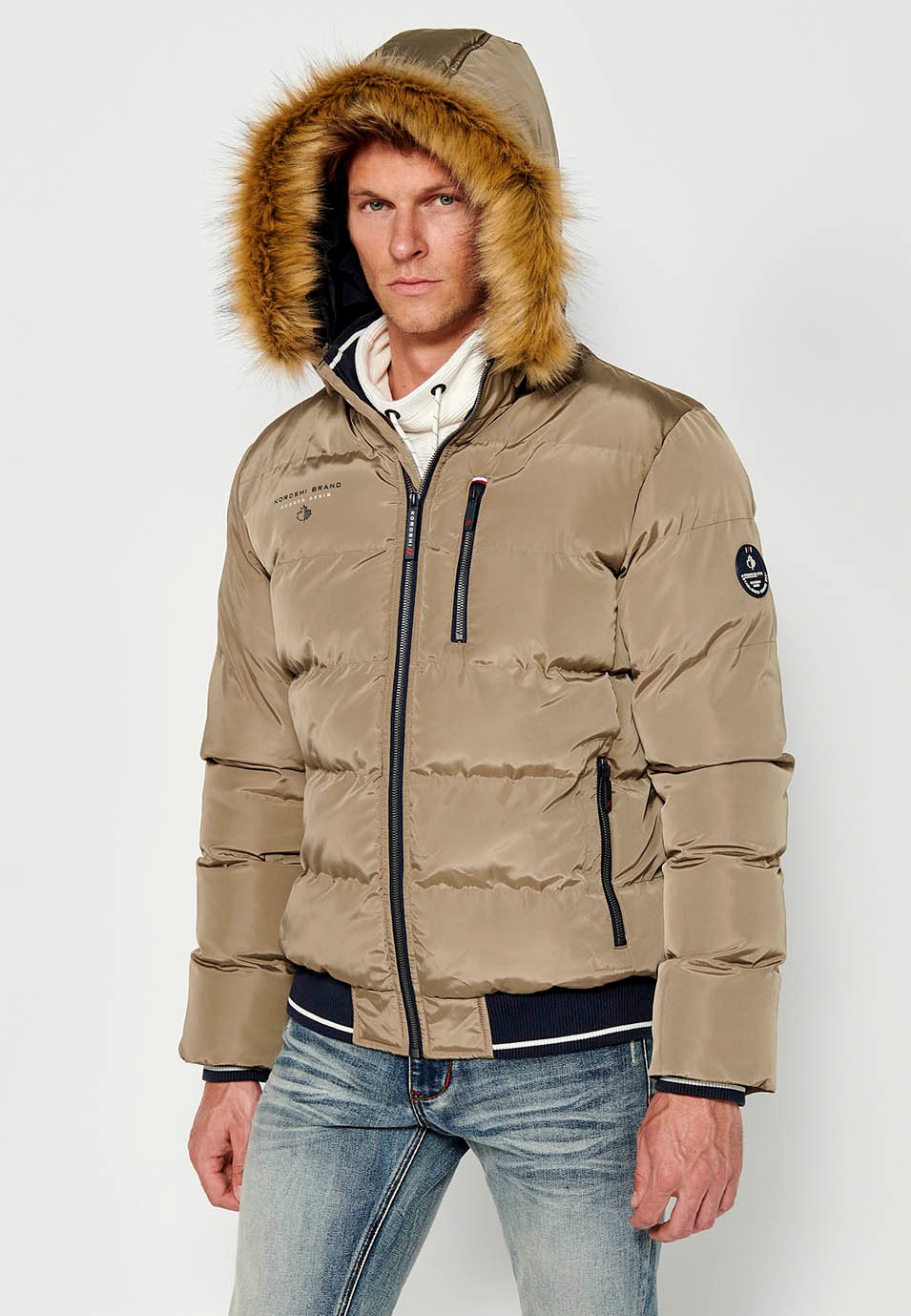 Wattierte Jacke mit Kragen und Kapuze mit Kunstfell sowie Reißverschluss vorne und Taschen mit gerippten Abschlüssen für Herren in Beige 5