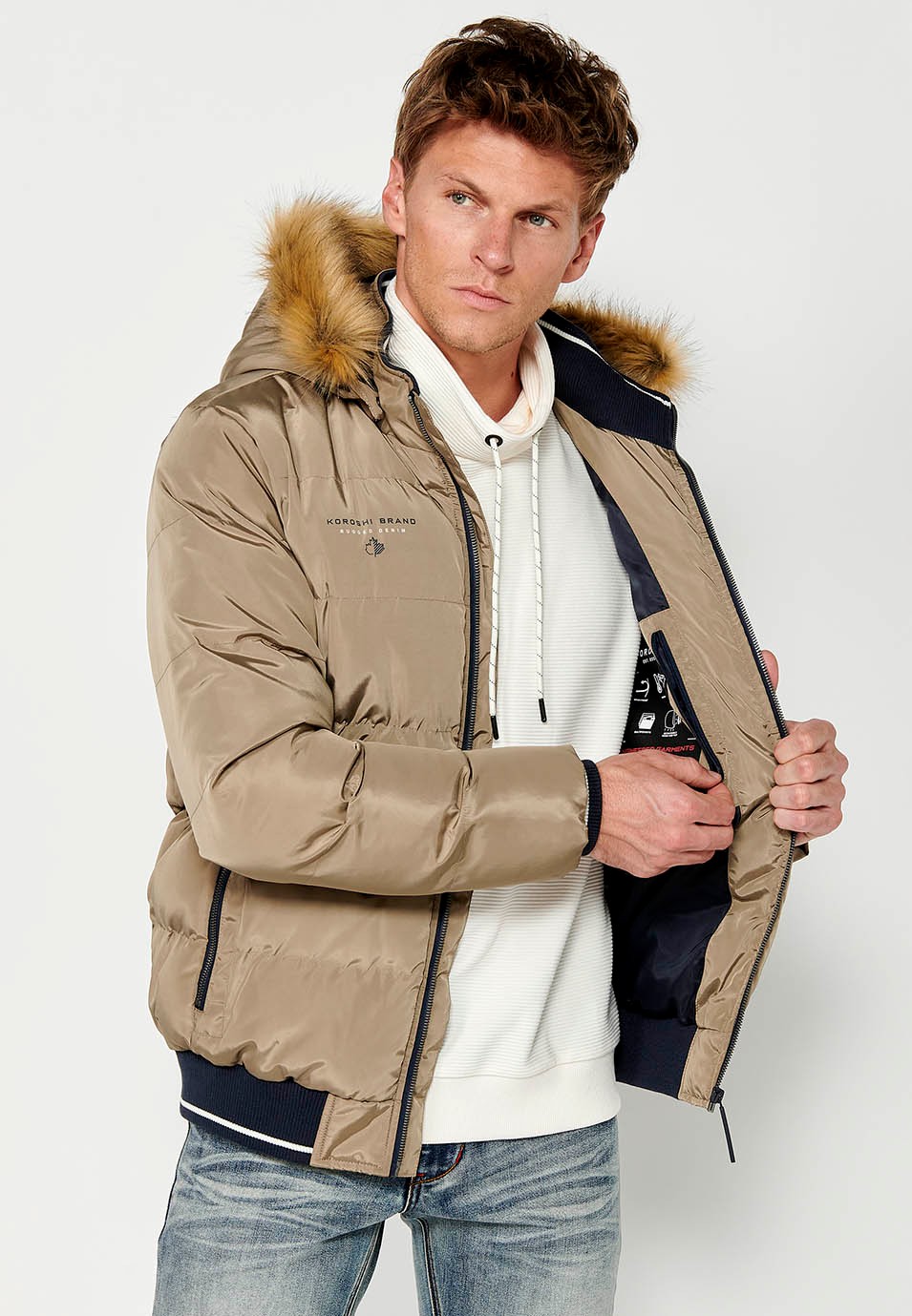 Wattierte Jacke mit Kragen und Kapuze mit Kunstfell sowie Reißverschluss vorne und Taschen mit gerippten Abschlüssen für Herren in Beige 7